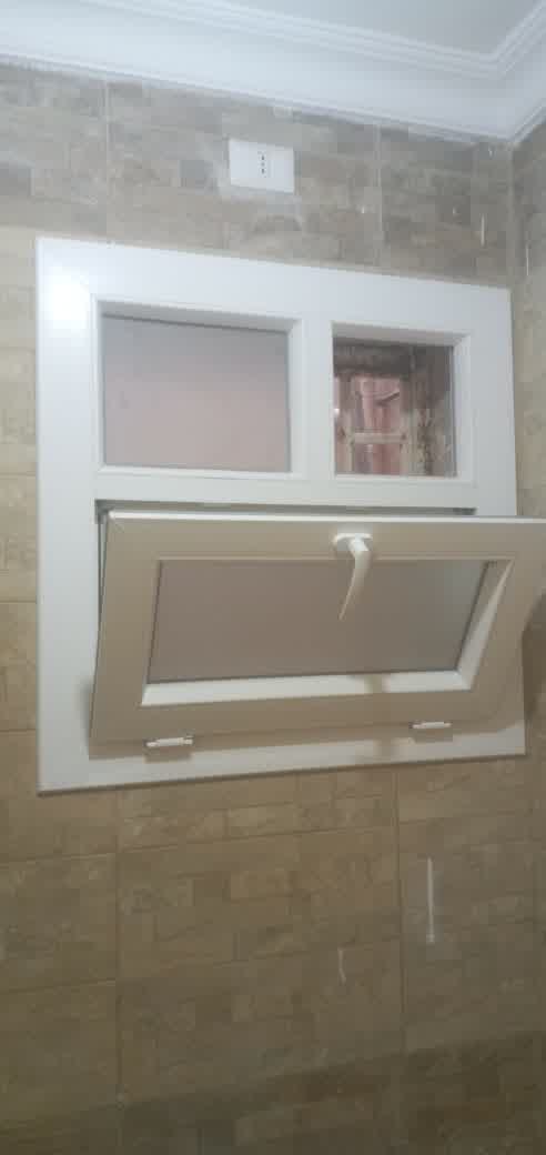 شباك يو بي في سي قلاّب مع جزء ثابت وجزء آخر للتهوية