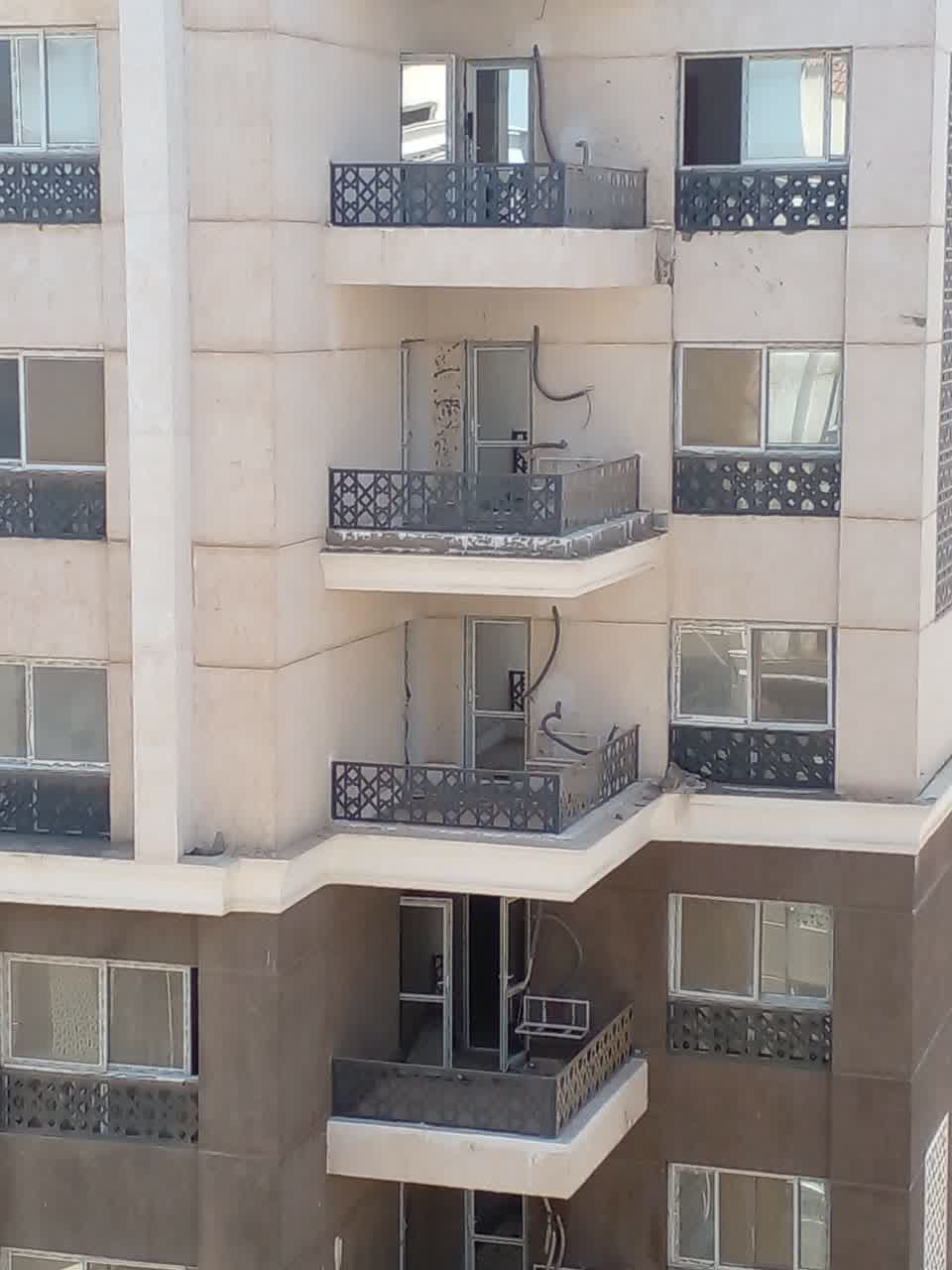 واجهة مبني تظهر أبواب البلكونات اليو بي في سي من الخارج