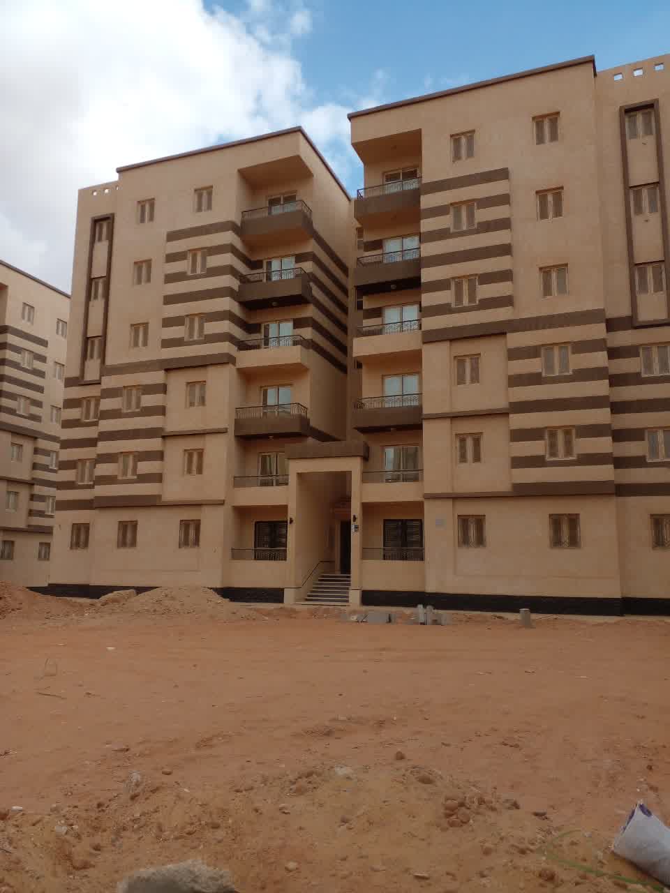 واجهة مبني تم تركيب شبابيك يو بي في سي وأبواب بلكونات به لعزل الصوت العالي وعزل الحرارة ونمع دخول الغبار والأتربة