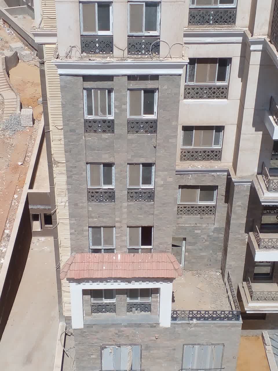 واجهة مبني تم تركيب شبابيك يو بي في سي وأبواب بلكونات به لعزل الصوت العالي وعزل الحرارة ونمع دخول الغبار والأتربة