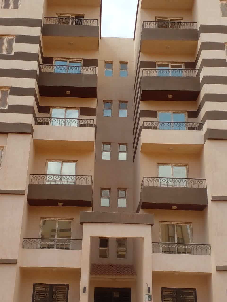 واجهة مبني تم تركيب شبابيك يو بي في سي وأبواب بلكونات به لعزل الصوت العالي وعزل الحرارة ونمع دخول الغبار والأتربة