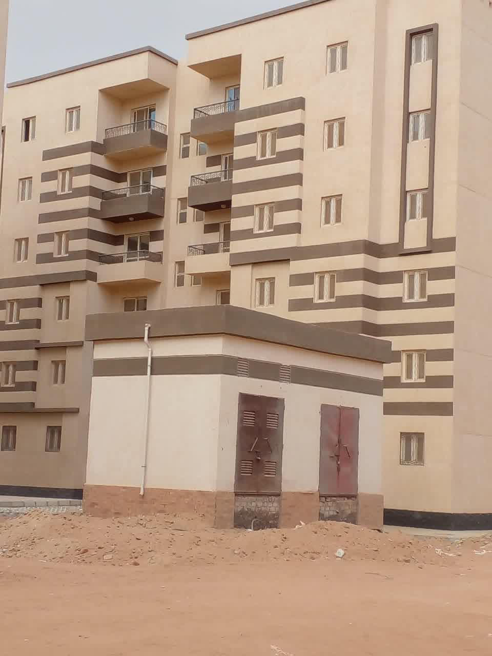 واجهة مبني تم تركيب شبابيك يو بي في سي وأبواب بلكونات به لعزل الصوت العالي وعزل الحرارة ونمع دخول الغبار والأتربة