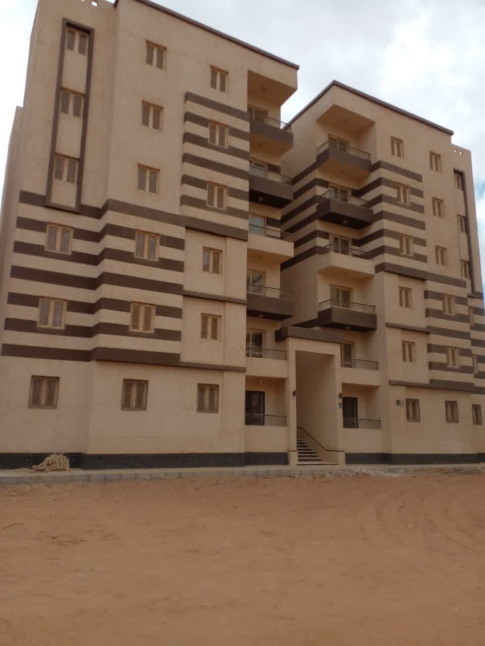 واجهة مبني تم تركيب شبابيك يو بي في سي وأبواب بلكونات به لعزل الصوت العالي وعزل الحرارة ونمع دخول الغبار والأتربة