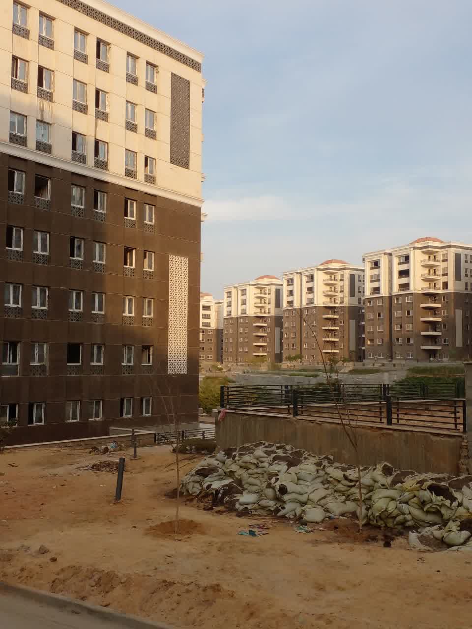 واجهة مبني تم تركيب شبابيك يو بي في سي وأبواب بلكونات به لعزل الصوت العالي وعزل الحرارة ونمع دخول الغبار والأتربة