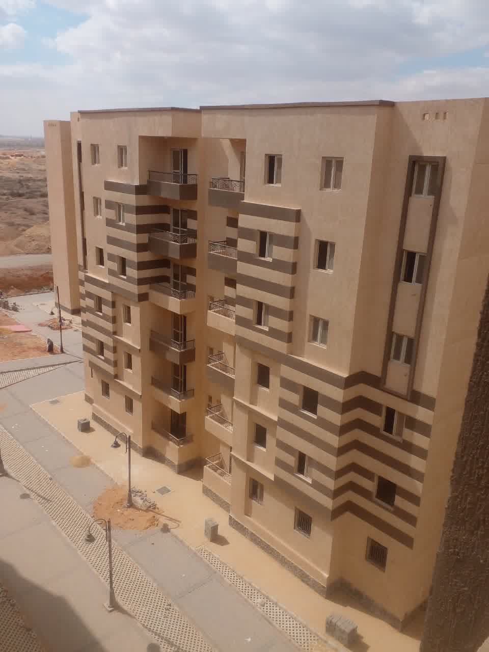 واجهة مبني تم تركيب شبابيك يو بي في سي وأبواب بلكونات به لعزل الصوت العالي وعزل الحرارة ونمع دخول الغبار والأتربة