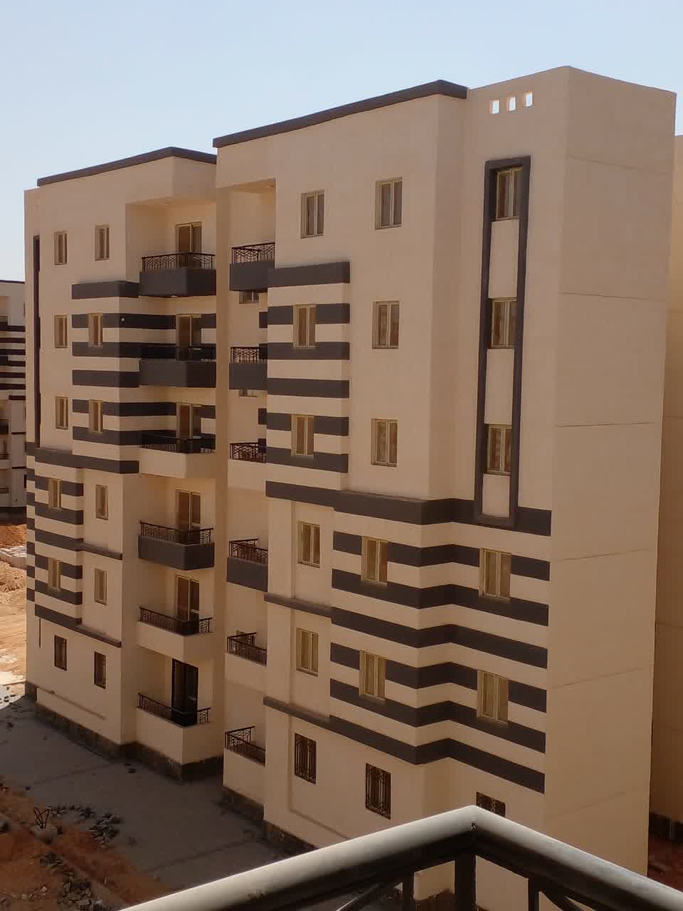 واجهة مبني تم تركيب شبابيك يو بي في سي وأبواب بلكونات به لعزل الصوت العالي وعزل الحرارة ونمع دخول الغبار والأتربة