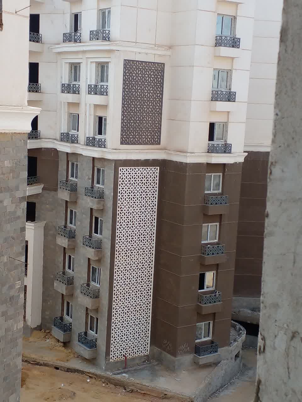 واجهة مبنى به شبابيك يو بي في سي لعزل الصوت العالي والعزل الحراري للمبنى