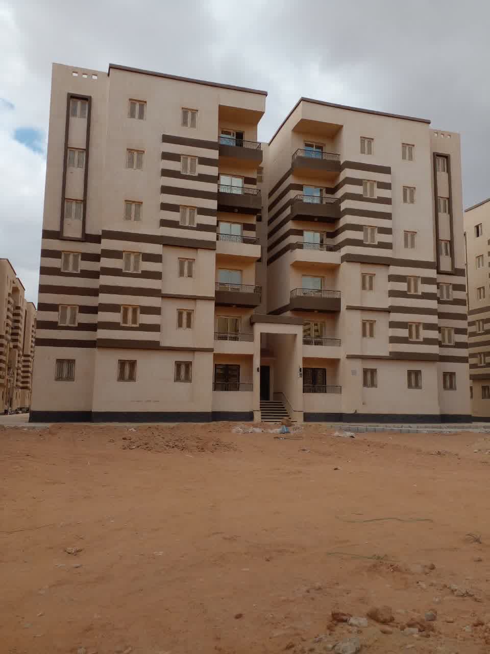 واجهة مبني تم تركيب شبابيك يو بي في سي وأبواب بلكونات به لعزل الصوت العالي وعزل الحرارة ونمع دخول الغبار والأتربة