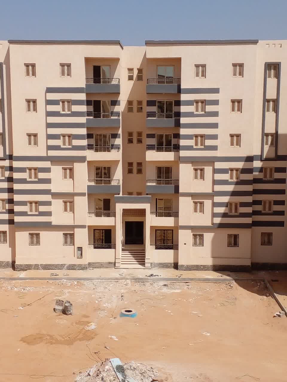 واجهة مبني تم تركيب شبابيك يو بي في سي وأبواب بلكونات به لعزل الصوت العالي وعزل الحرارة ونمع دخول الغبار والأتربة