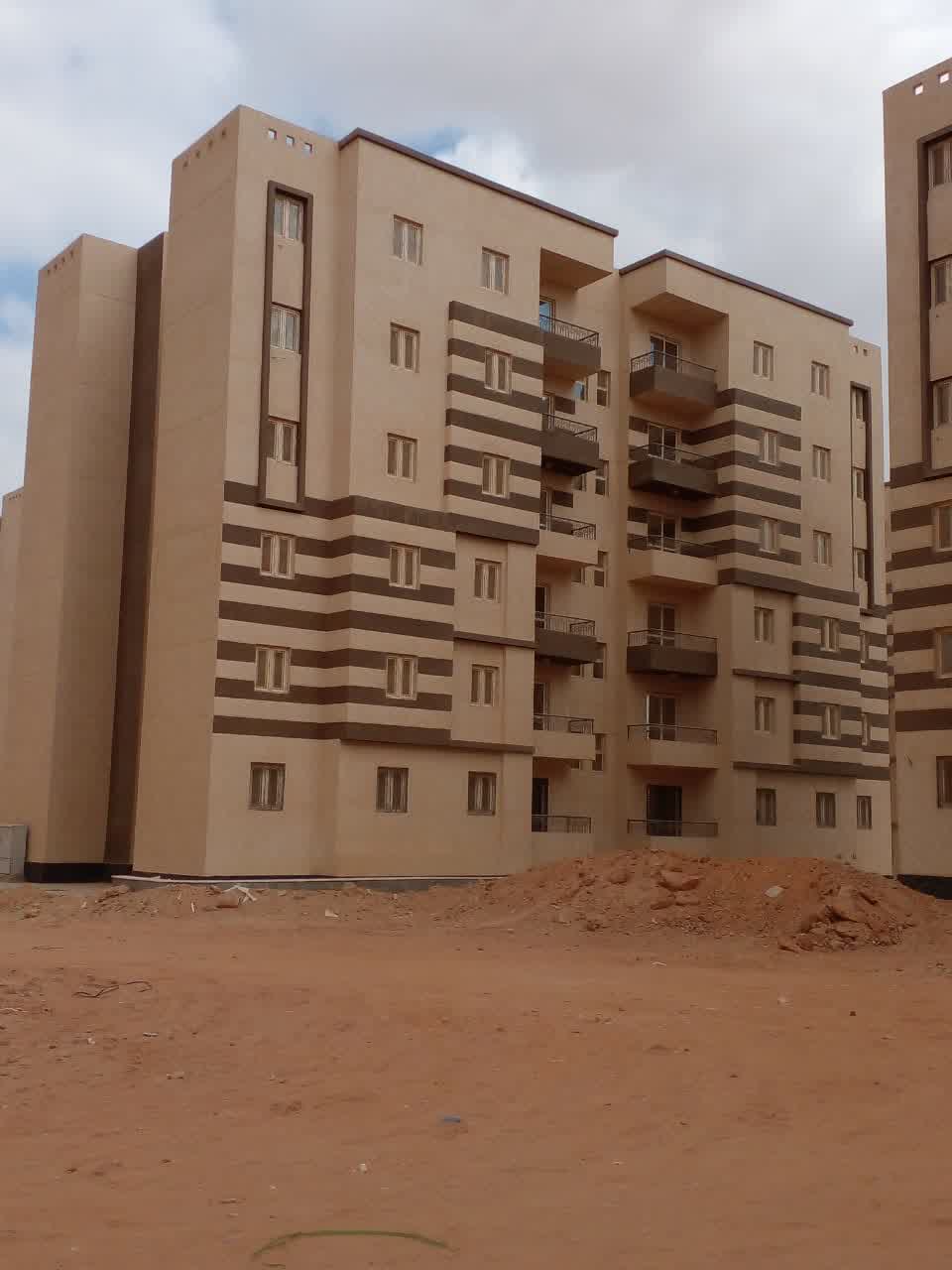 واجهة مبني تم تركيب شبابيك يو بي في سي وأبواب بلكونات به لعزل الصوت العالي وعزل الحرارة ونمع دخول الغبار والأتربة