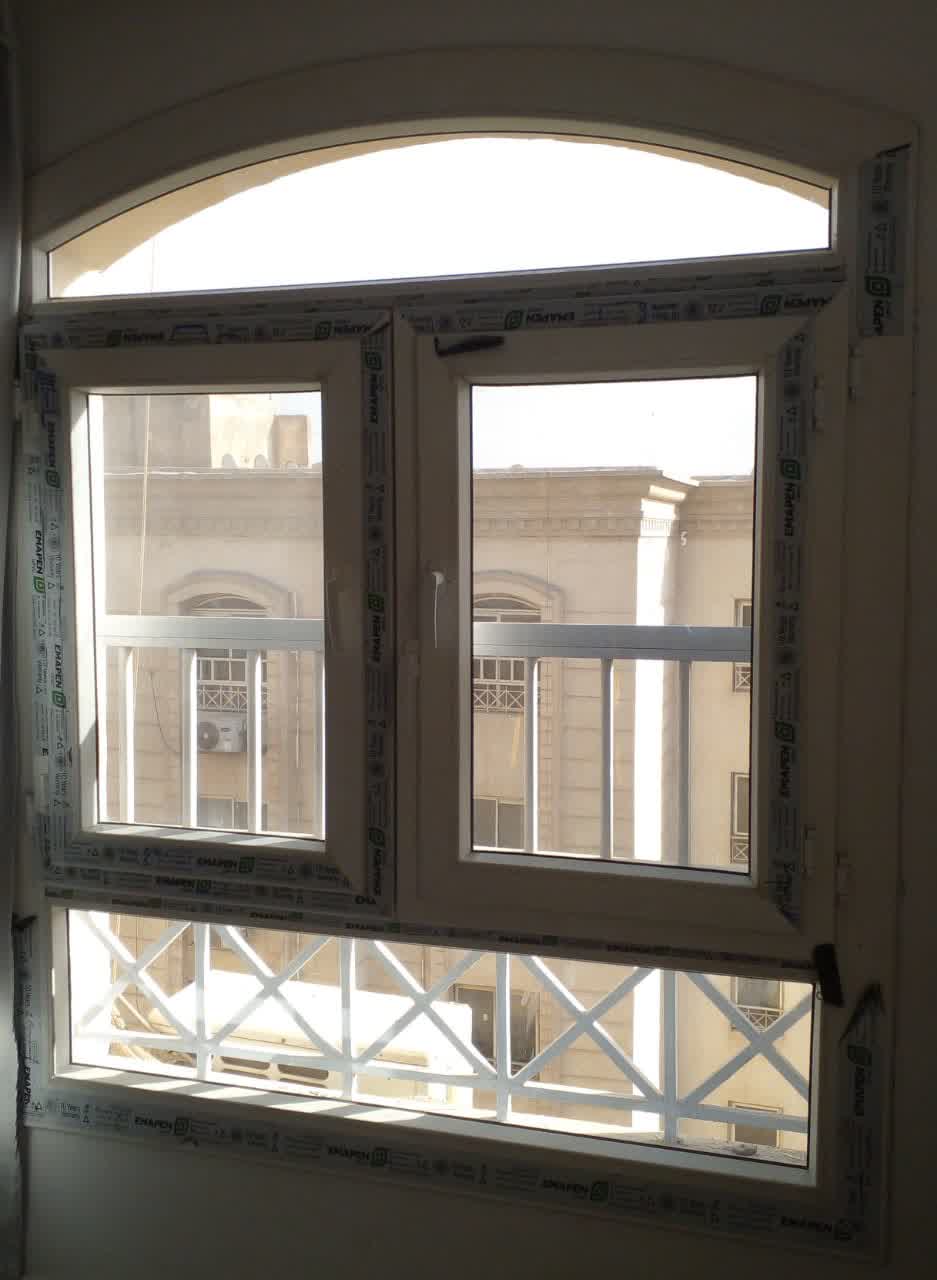 شباك آرش مفصلي درفتين قطاع إيمابن يو بي في سي على البلكونة