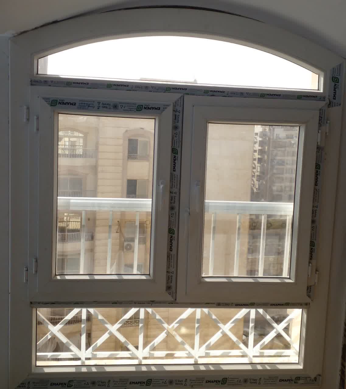 شباك مفصلي درفة داخل درفة مع جزء ثابت في الأسفل و أرش في الأعلى ، قطاع إيمابن يو بي في سي