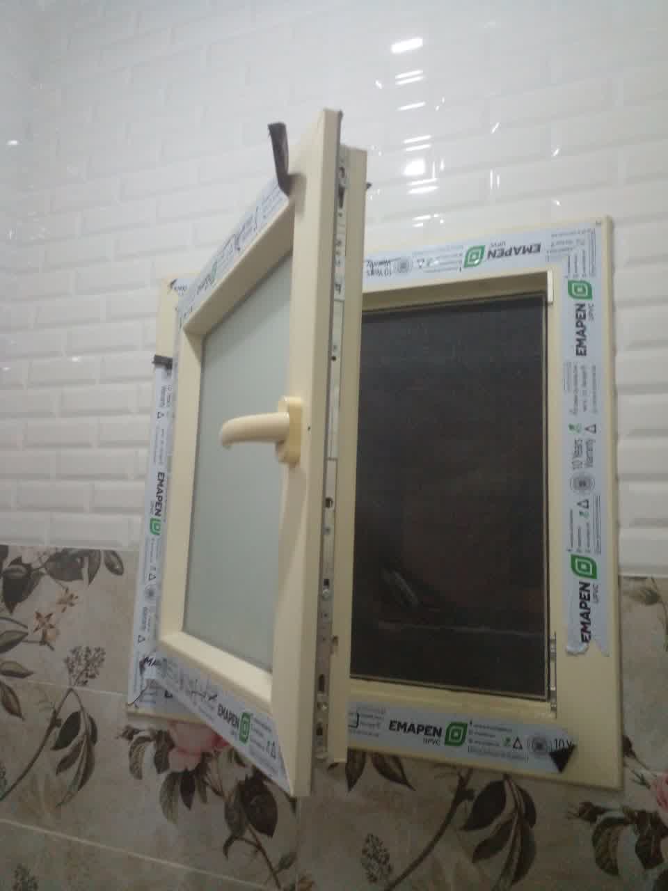 نافذة يو بي في سي صغيرة من قطاع إيمابن مركب خلفها سلك ثابت للحماية من الحشرات والقوارض