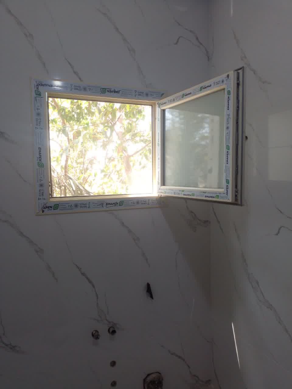 شباك صغير مفصلي قطاع إيمابن يو بي في سي