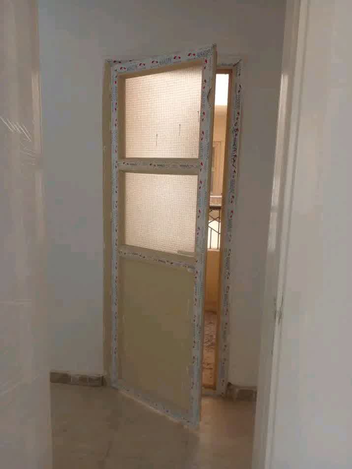 باب بلكونة مفصلي قطاع منازل بي في سي