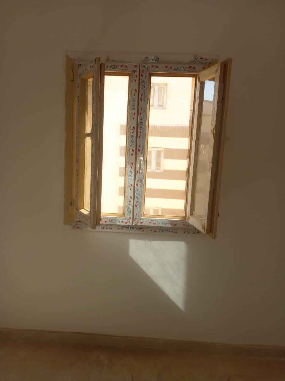 شباك مفصلي درفة داخل درفة ، لون خشبي فاتح ، قطاع منازل بي في سي