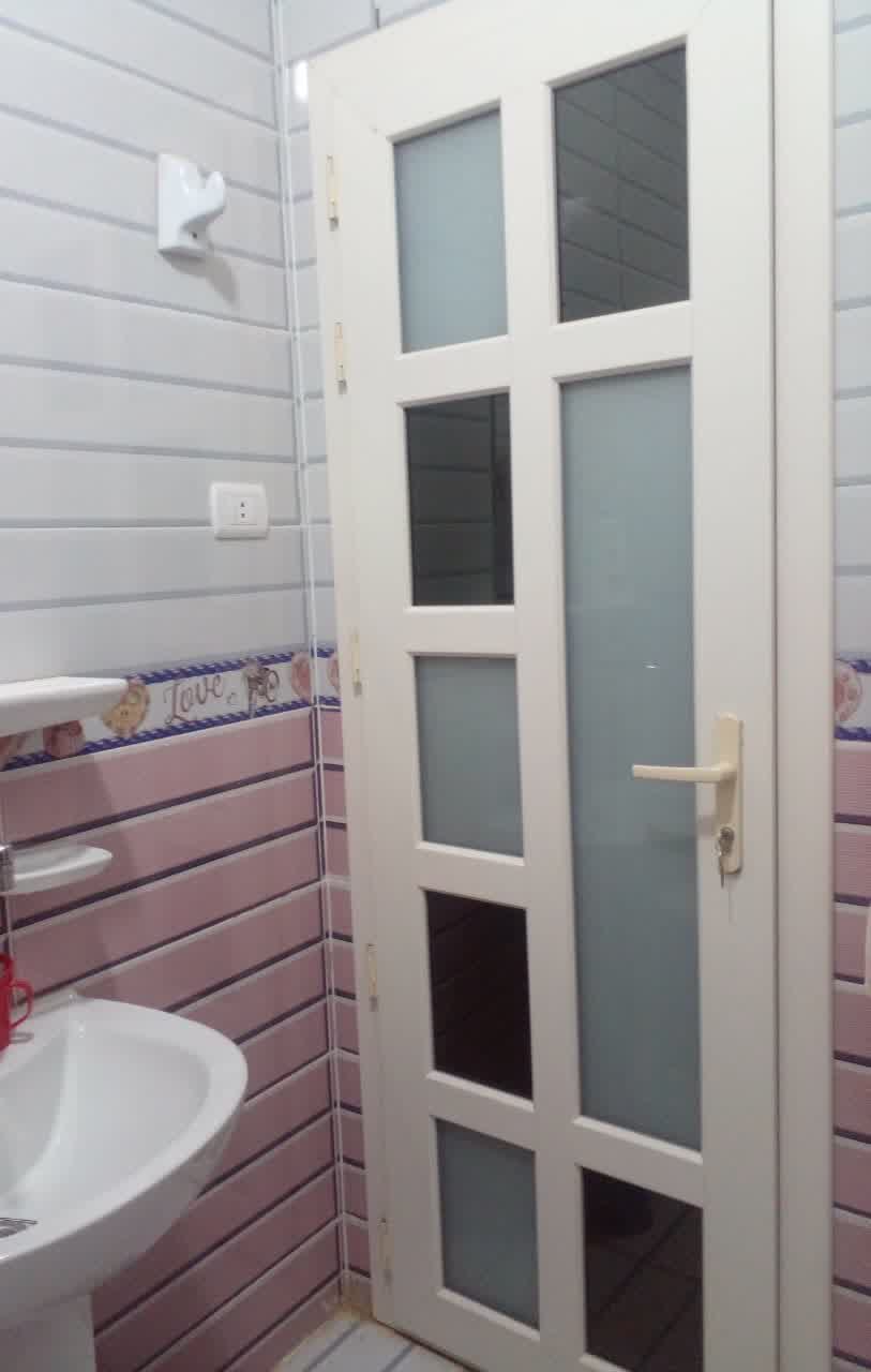 باب حمام مفصلي أبيض