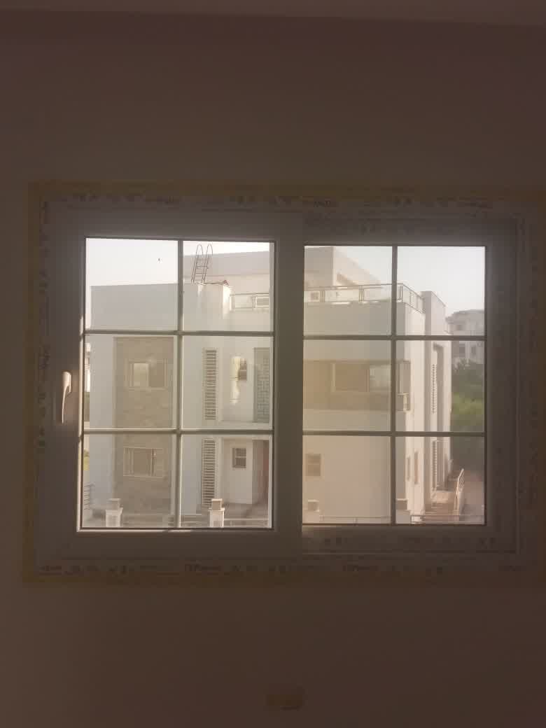 شباك جرار يو بي في سي أبيض اللون